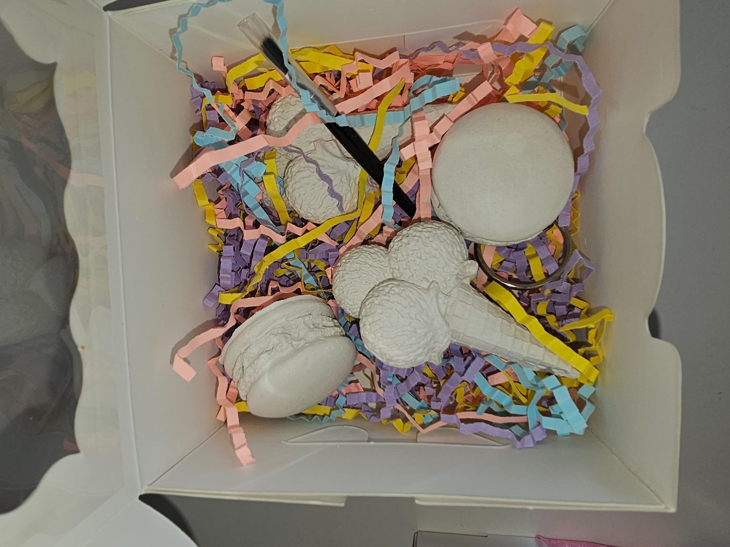 Zoet pakket met gipsmacarons en ijsjes in een doosje